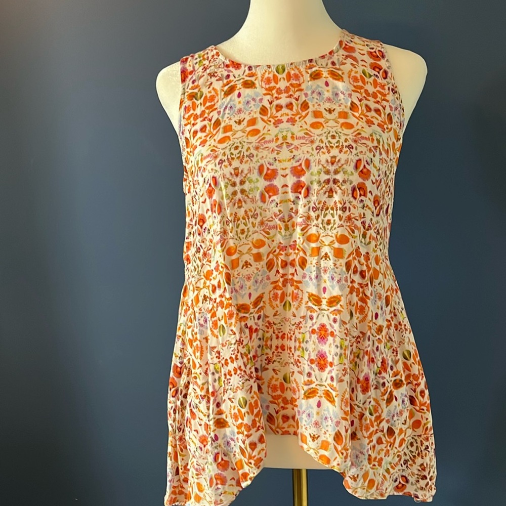 ana. floral mini print, sleeveless top with back pleat detail and longer sides
